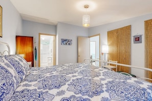 3 bedrooms, desk, iron/ironing board, WiFi - Charming home two blocks from the beach private hot tub and washer dryer (Rockaway Beach)
