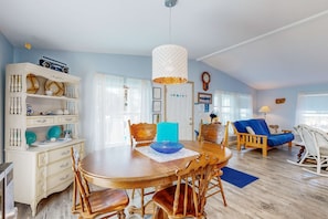 Dining - Charming home two blocks from the beach private hot tub and washer dryer (Rockaway Beach)