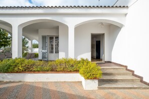 Exterior - Holiday Home 'Villa Cala Azzurra Porto Cesareo' with Private Garden and Air Conditioning (Scala di Furno)