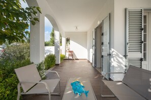 Terrace/patio - Holiday Home 'Villa Cala Azzurra Porto Cesareo' with Private Garden and Air Conditioning (Scala di Furno)