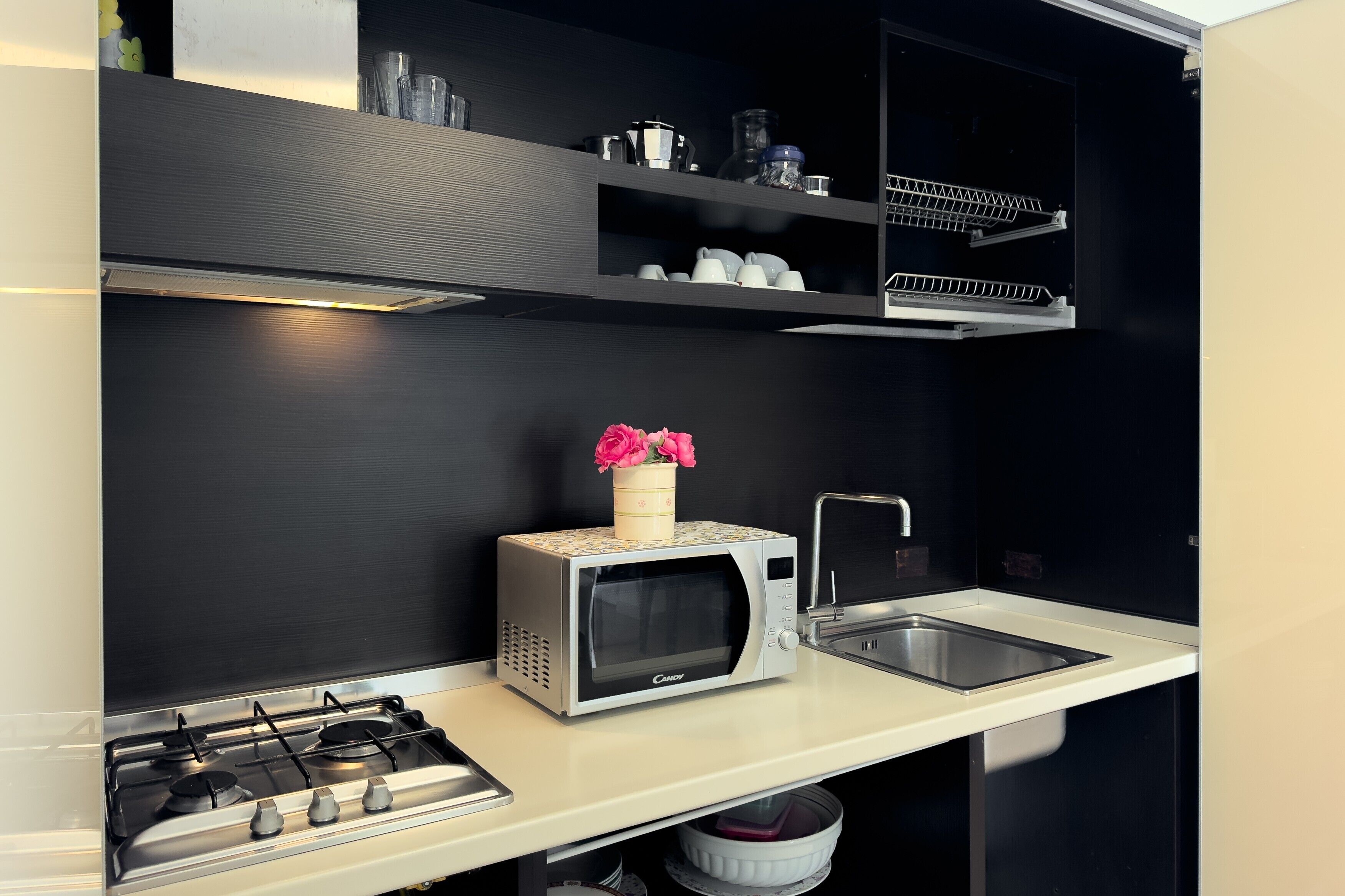 Jääkaappi, uuni, liesi, keittoastiat/astiat/ruokailuvälineet