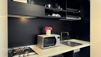 Jääkaappi, uuni, liesi, keittoastiat/astiat/ruokailuvälineet