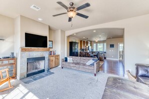 TV, table football, offices - Three story condo with ocean sunset view and game room 500 feet to beach (Rockaway Beach)