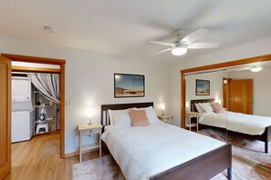 2 bedrooms, iron/ironing board, WiFi, bed sheets - Dog friendly home close to the beach with patio BBQ and WiFi (Rockaway Beach)