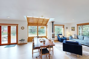 TV, fireplace, offices - Dog friendly home close to the beach with patio BBQ and WiFi (Rockaway Beach)