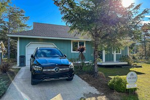 Property grounds - Dog friendly home close to the beach with patio BBQ and WiFi (Rockaway Beach)