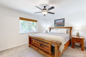 3 bedrooms, iron/ironing board, WiFi, bed sheets - Indulge in Ocean Bliss Where Elegance Meets Ocean Breeze (Rockaway Beach)