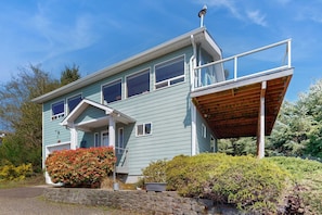 Exterior - Family friendly ocean view home with spacious deck walk to beach books and games (Rockaway Beach)
