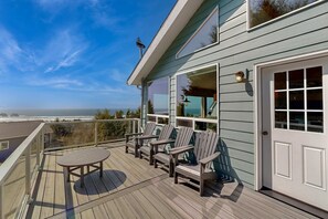 Terrace/patio - Family friendly ocean view home with spacious deck walk to beach books and games (Rockaway Beach)