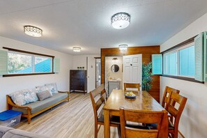 Dining - Coastal Paradise Awaits Spacious Retreat with Firepit and Entertainment (Rockaway Beach)