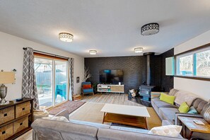 TV, offices - Coastal Paradise Awaits Spacious Retreat with Firepit and Entertainment (Rockaway Beach)