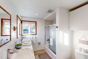Shower, hair dryer, towels, shampoo - Coastal Paradise Awaits Spacious Retreat with Firepit and Entertainment (Rockaway Beach)