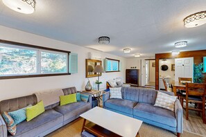 TV, offices - Coastal Paradise Awaits Spacious Retreat with Firepit and Entertainment (Rockaway Beach)