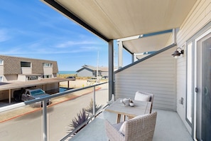 Outdoor dining - Three Story Beach Townhouse with Ocean View Fireplace Gas Grill and Balcony (Rockaway Beach)