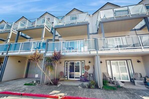 Exterior - Three Story Beach Townhouse with Ocean View Fireplace Gas Grill and Balcony (Rockaway Beach)