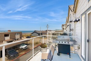 Outdoor dining - Three Story Beach Townhouse with Ocean View Fireplace Gas Grill and Balcony (Rockaway Beach)