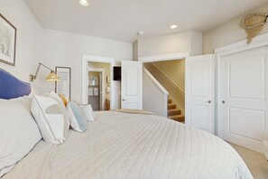 2 bedrooms, desk, iron/ironing board, WiFi - Three Story Beach Townhouse with Ocean View Fireplace Gas Grill and Balcony (Rockaway Beach)