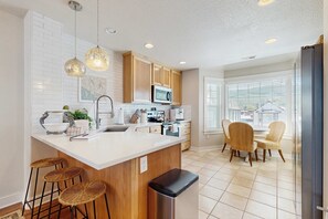 Fridge, microwave, oven, stovetop - Three Story Beach Townhouse with Ocean View Fireplace Gas Grill and Balcony (Rockaway Beach)