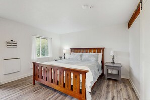 4 habitaciones, escritorio y tabla de planchar con plancha