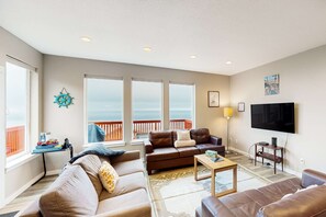 TV, offices - Spacious retreat with beautiful ocean views dog friendly with WiFi patio (Rockaway Beach)