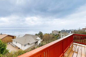 Property grounds - Spacious retreat with beautiful ocean views dog friendly with WiFi patio (Rockaway Beach)