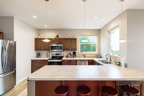 Fridge, microwave, oven, stovetop - Spacious retreat with beautiful ocean views dog friendly with WiFi patio (Rockaway Beach)