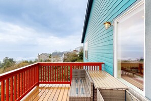 Property grounds - Spacious retreat with beautiful ocean views dog friendly with WiFi patio (Rockaway Beach)