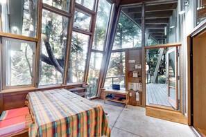 2 bedrooms, desk, WiFi, bed sheets - Coleman Creek House with Private Deck Scenic Surrounding Full Kitchen and WiFi (Tillamook)