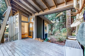 Terrace/patio - Coleman Creek House with Private Deck Scenic Surrounding Full Kitchen and WiFi (Tillamook)