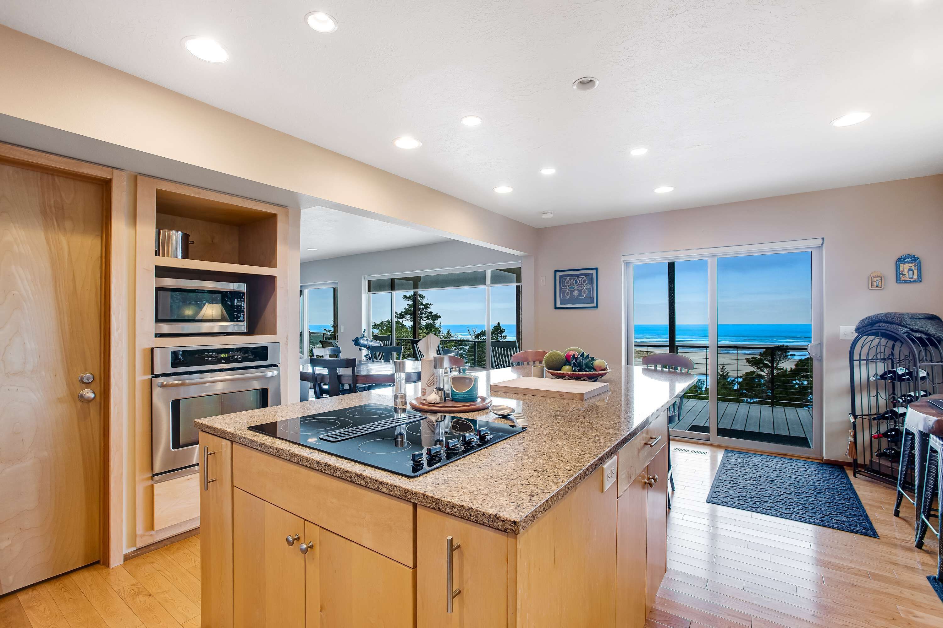 Jääkaappi, mikroaaltouuni, uuni, liesi