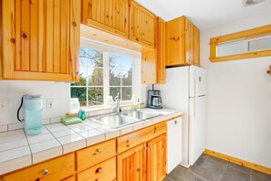 Fridge, microwave, oven, stovetop - Two-story getaway with a washer/dryer, central AC, & WiFi - dogs welcome (Tillamook)