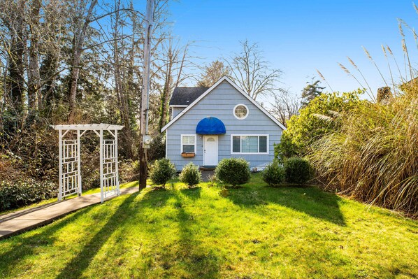 Exterior - Two-story getaway with a washer/dryer, central AC, & WiFi - dogs welcome (Tillamook)