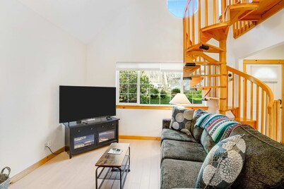 Two story getaway with a washer dryer central AC and WiFi dogs welcome