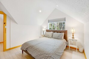 2 bedrooms, WiFi, bed sheets - Two story getaway with a washer dryer central AC and WiFi dogs welcome (Tillamook)