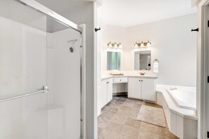 Douche, séchoir à cheveux, serviettes fournies, shampooing