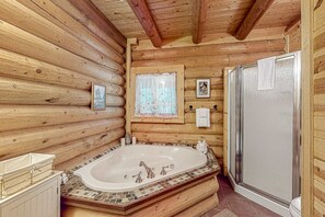 Shower, hair dryer, towels, shampoo - Luxurious riverfront log cabin with firepit fireplace and breathtaking scenery (Tillamook)