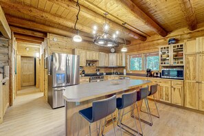 Jääkaappi, mikroaaltouuni, uuni, liesi