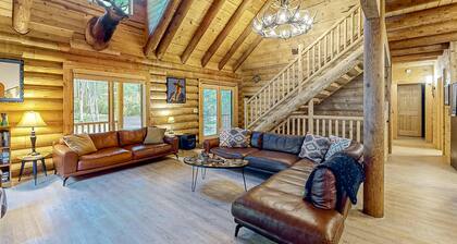 Luxurious riverfront log cabin with firepit fireplace and breathtaking scenery