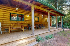 Terrace/patio - Luxurious riverfront log cabin with firepit fireplace and breathtaking scenery (Tillamook)