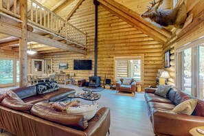 Televisio, takka, pöytäjalkapallopöytä, työhuone