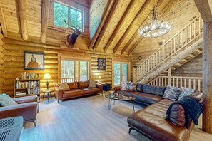 TV, fireplace, table football, offices - Luxurious riverfront log cabin with firepit fireplace and breathtaking scenery (Tillamook)