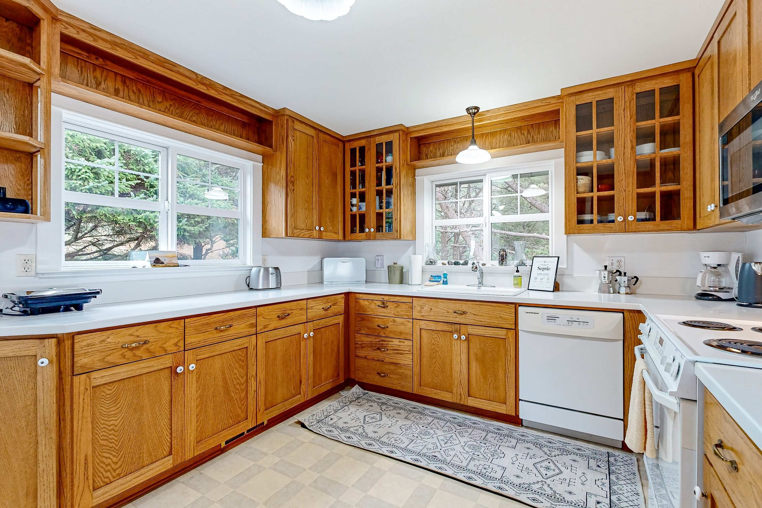 Jääkaappi, mikroaaltouuni, uuni, liesi