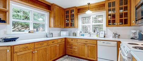 Jääkaappi, mikroaaltouuni, uuni, liesi