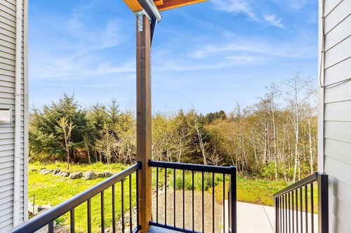 Comfortable home with ocean views with private hot tub deck fireplace WiFi