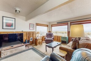 TV, DVD player, offices - Cozy dog friendly home with ocean views beach access grill and WIFI (Pacific City)