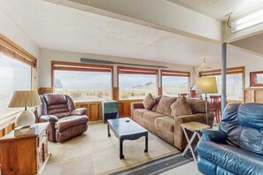 TV, DVD player, offices - Cozy dog friendly home with ocean views beach access grill and WIFI (Pacific City)