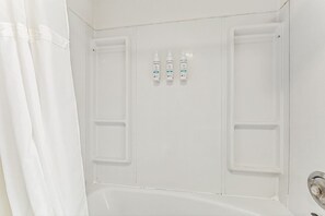Douche, serviettes fournies, shampoing