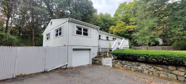 Exterior - Charming 3-bedroom house in delightful Ashland for your getaway (Ashland)