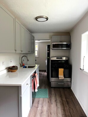 Private kitchen - Charming 3-bedroom house in delightful Ashland for your getaway (Ashland)