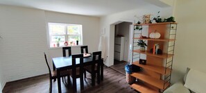 Dining - Charming 3-bedroom house in delightful Ashland for your getaway (Ashland)